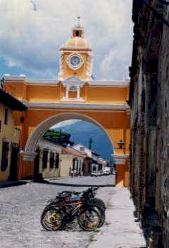 Guatemala Antigua Tokei.jpg (23092 oCg)